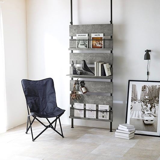 グレーの突っ張りディスプレイラック