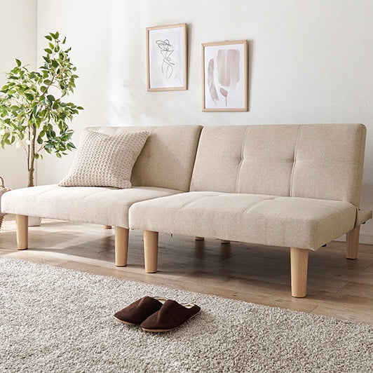 4wayで使えるリクライニング式のソファベッドがリビングに置かれている様子