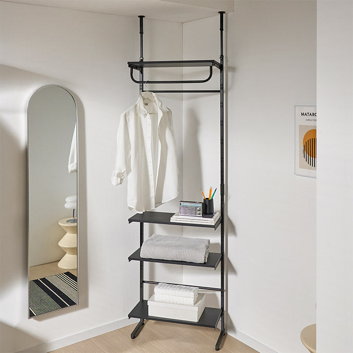 Roomnhomeの黒い金属製突っ張りカスタムシェルフで多段棚とハンギングバー付き収納ラック