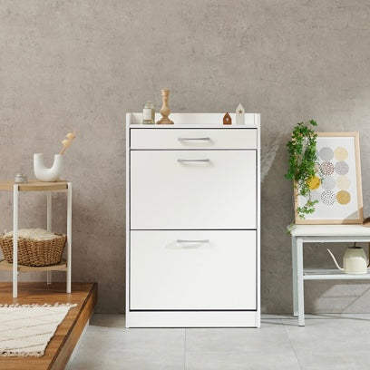 ホワイトのフラップ扉式のシューズケースを玄関に置いている様子