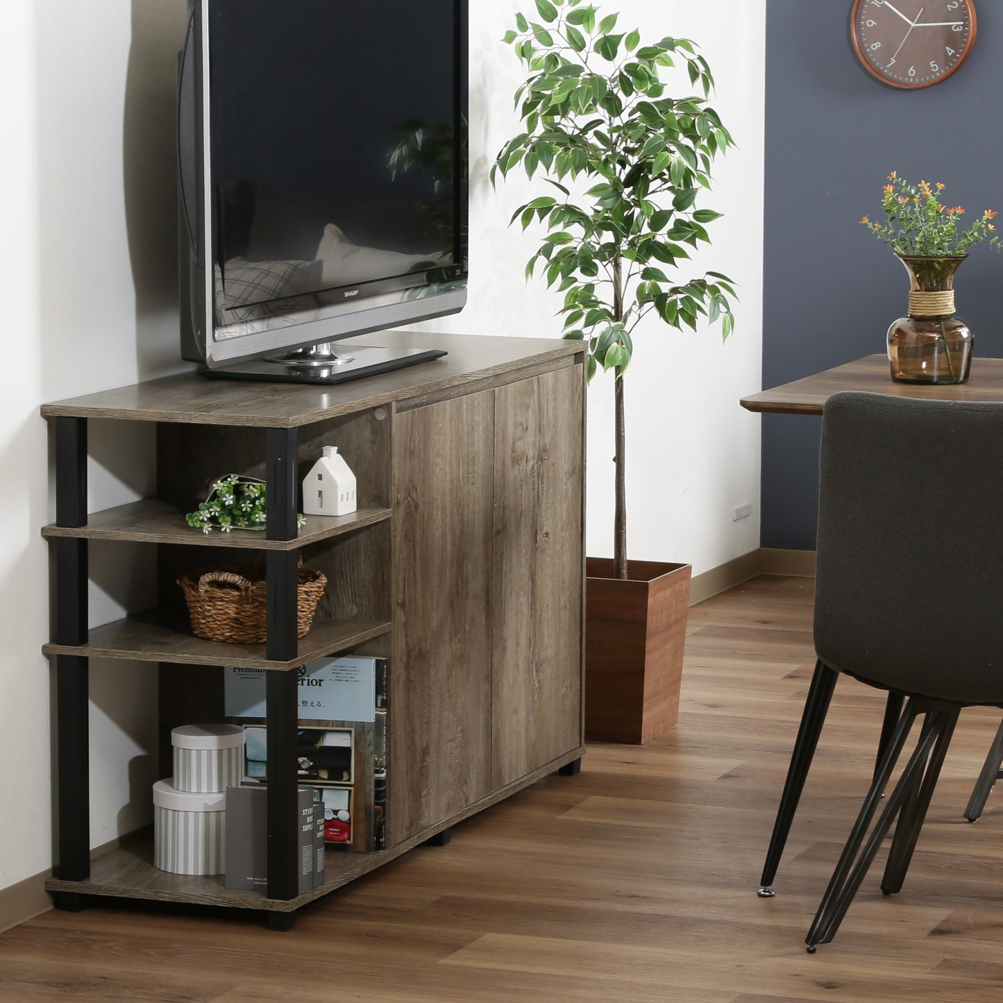 オープンラックが一体になった、ウッド素材のキャビネットの上テレビを置いている様子