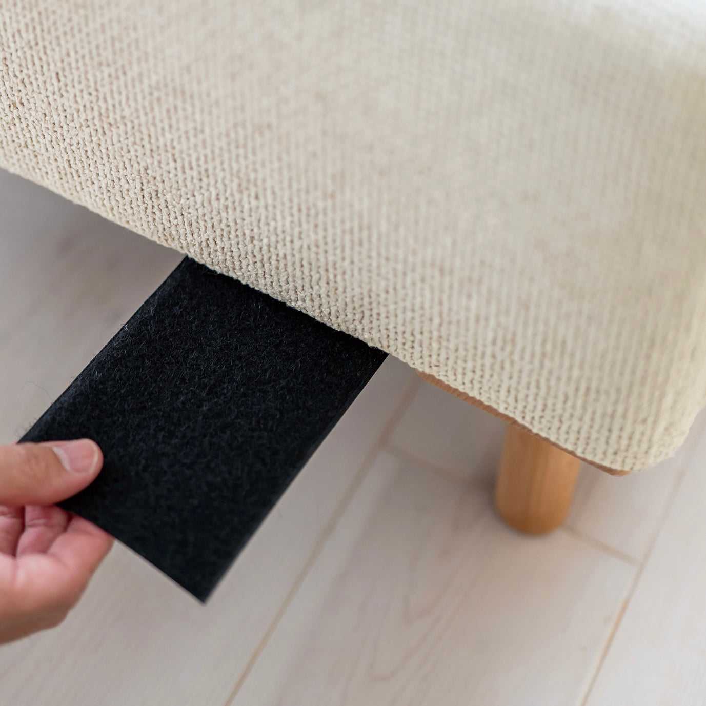 木製フレームのベージュのソファの連結テープ