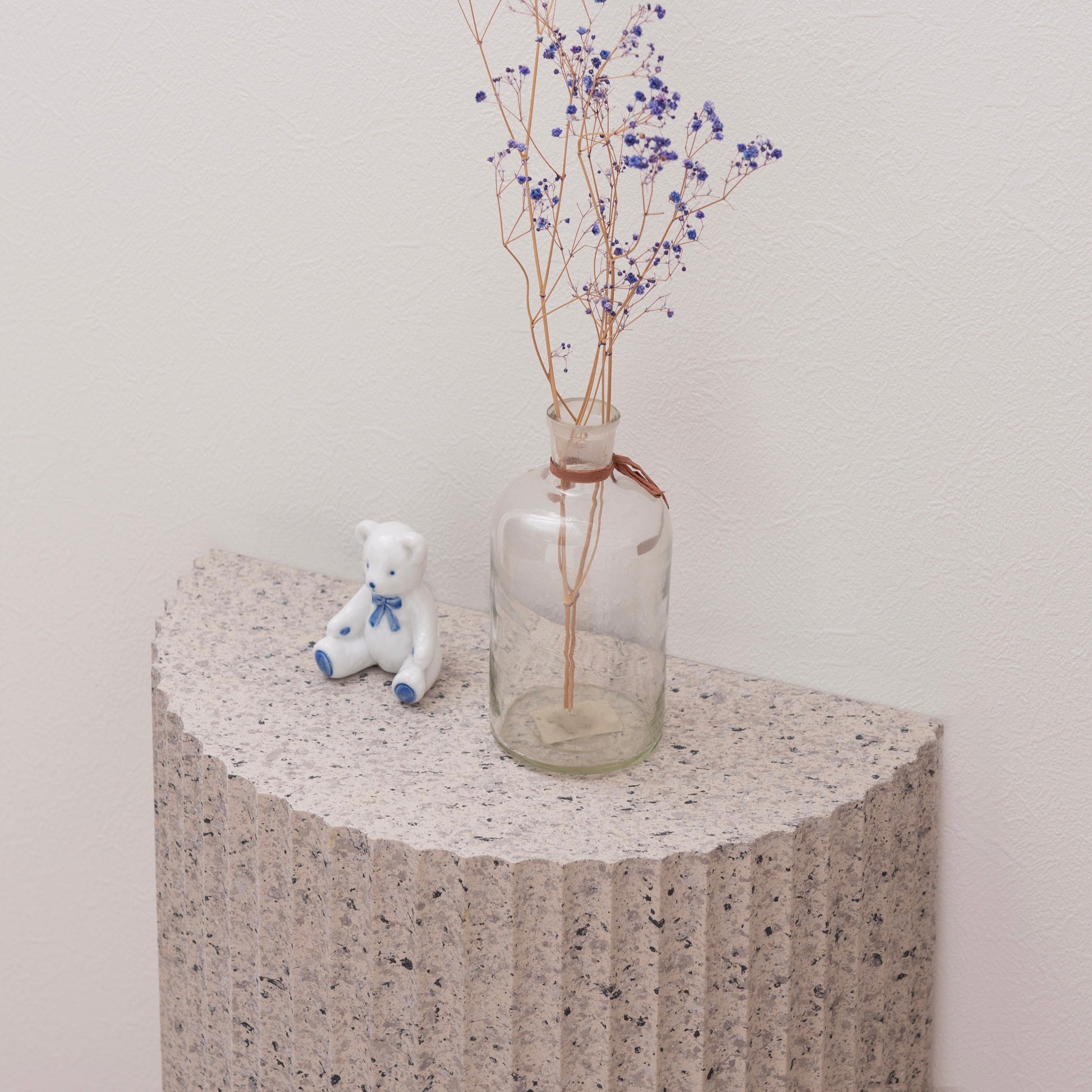 テラゾー柄の半円のスツールにディスプレイされている様子