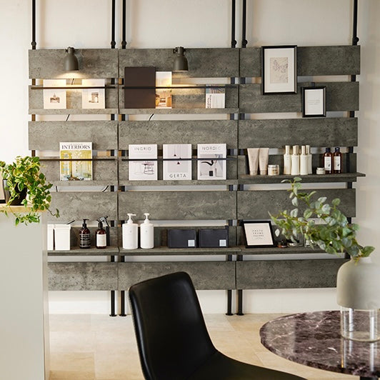 グレーの突っ張りディスプレイラックのサイズ違いを3つ並べて設置している様子