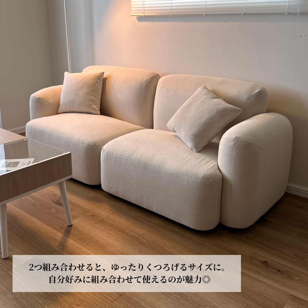 クリーム色の柔らかい生地を使ったchamilの1人掛けソファ丸みを帯びた肘掛けとクッション付き