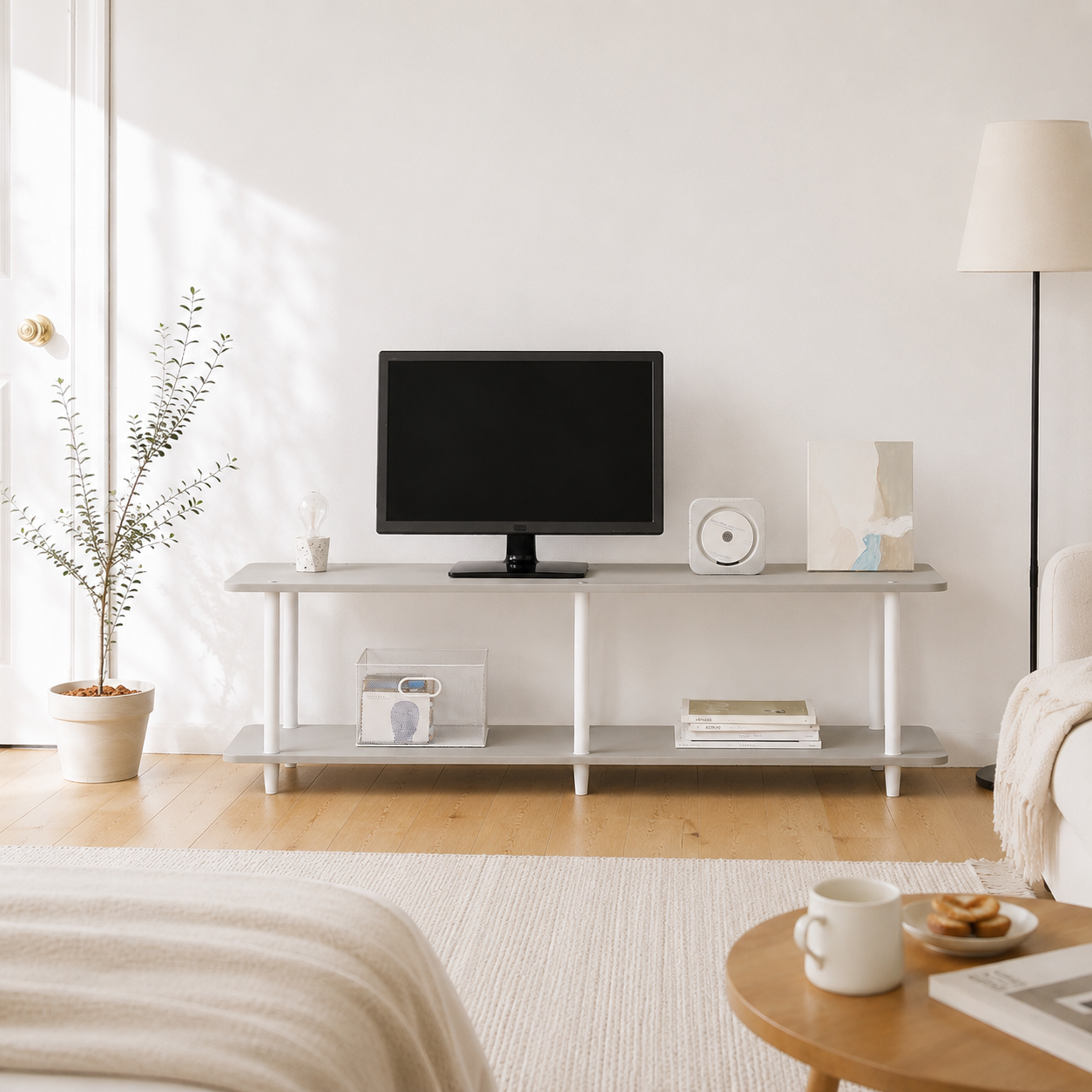 グレーのミニマリストデザインで白い脚付きのRoomnhome組立式リビングボード二段メディアコンソール