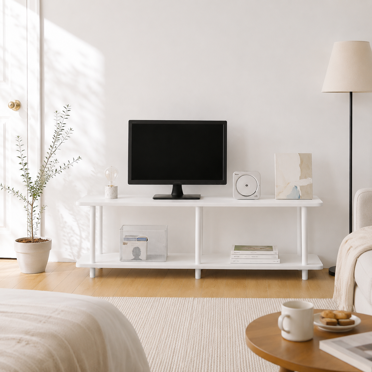白のミニマリストデザインで清潔感あるラインと2段棚を備えたroomnhome組立式リビングボード