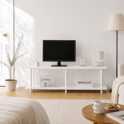 白のミニマリストデザインで清潔感あるラインと2段棚を備えたroomnhome組立式リビングボード
