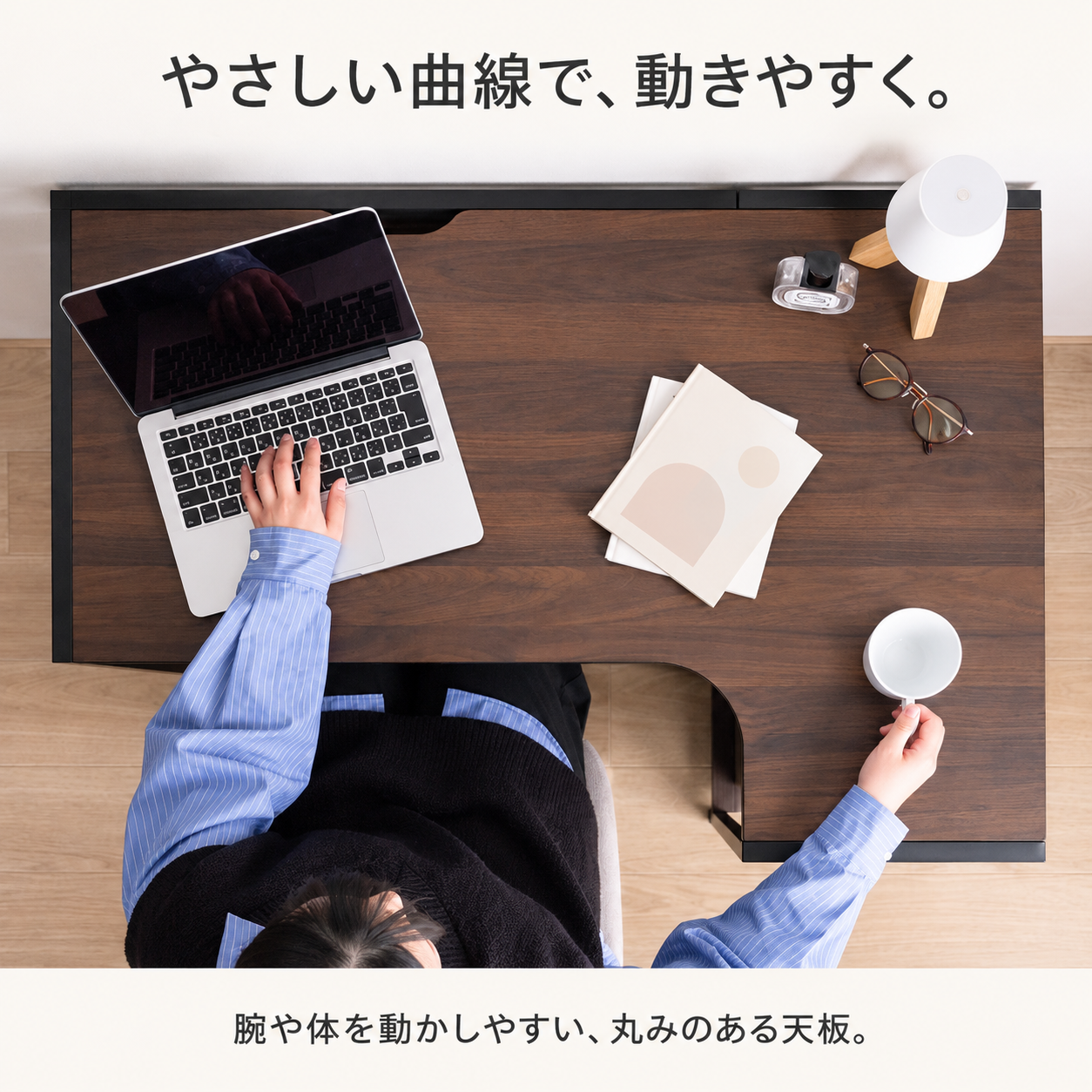 幅100cm収納付きL字デスクに置かれた黒いキーボードとトラックパッドのあるシルバーのノートパソコン
