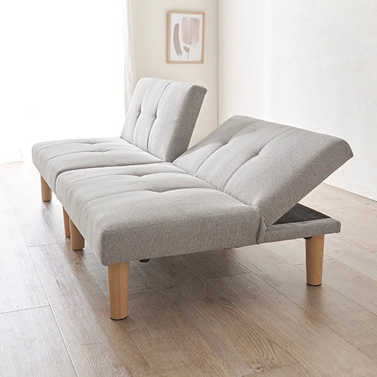 4wayで使えるリクライニング式のソファベッドがリビングに置かれている様子