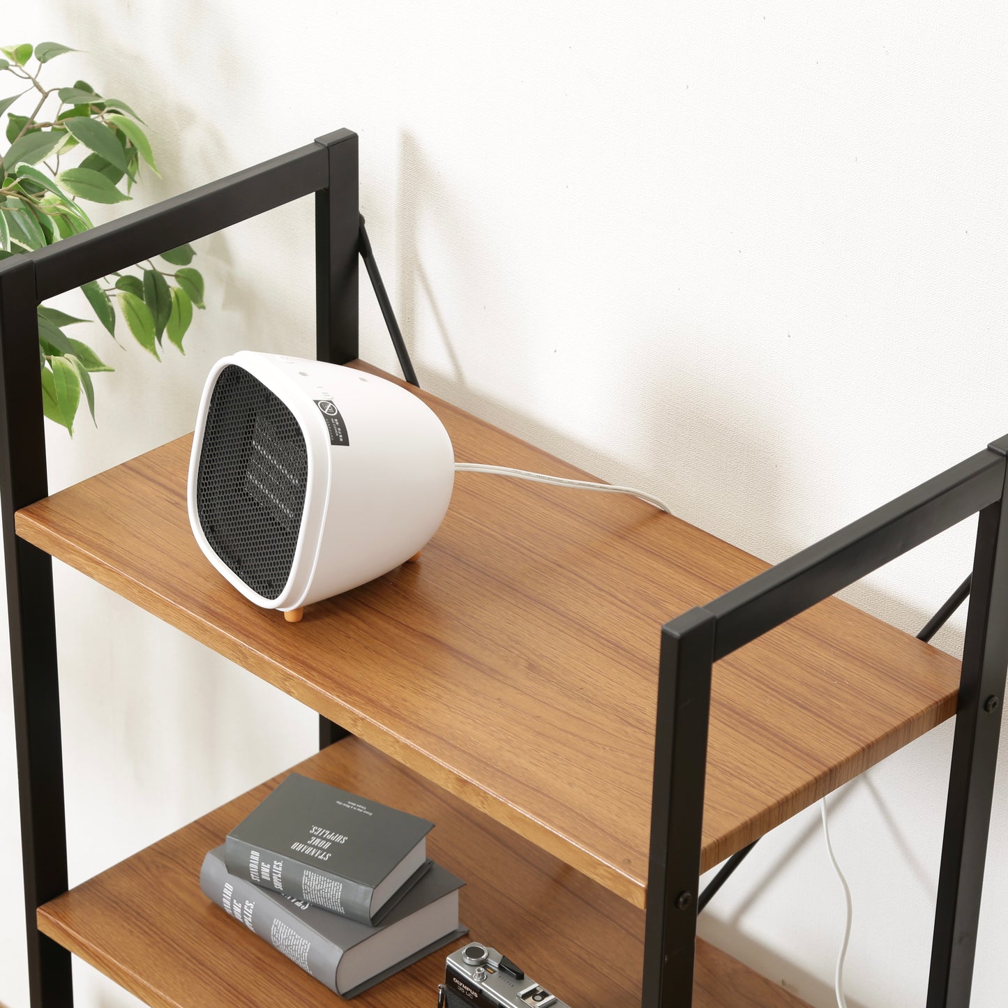 ウッド素材の天板と黒スチールのフレームの4段シェルフの最高棚部分