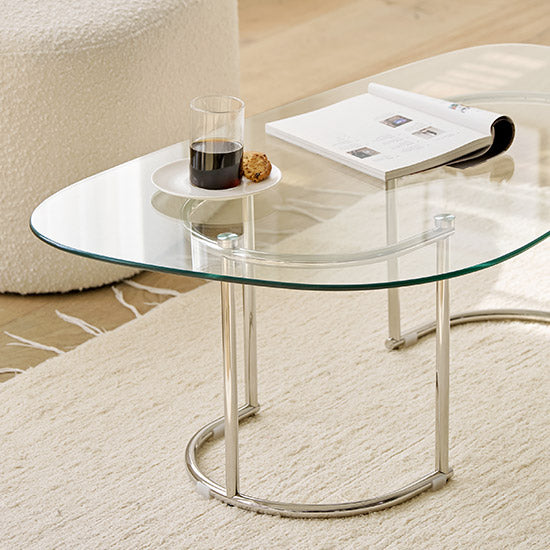 ガラス天板のニュアンスローテーブルがリビングに置かれている様子