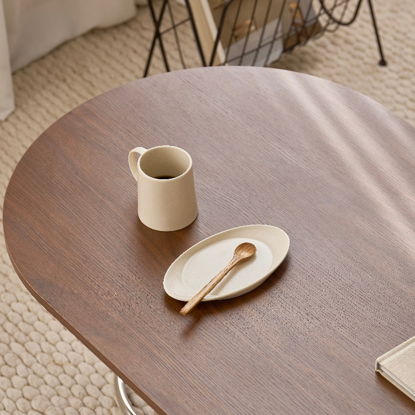 ウッド天板の楕円形のローテーブルがリビングに置かれている様子