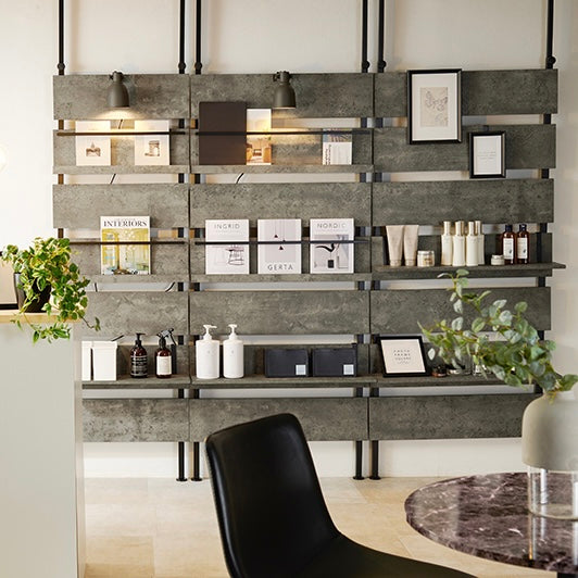 グレーのディスプレイラックを3つ並べて設置している様子