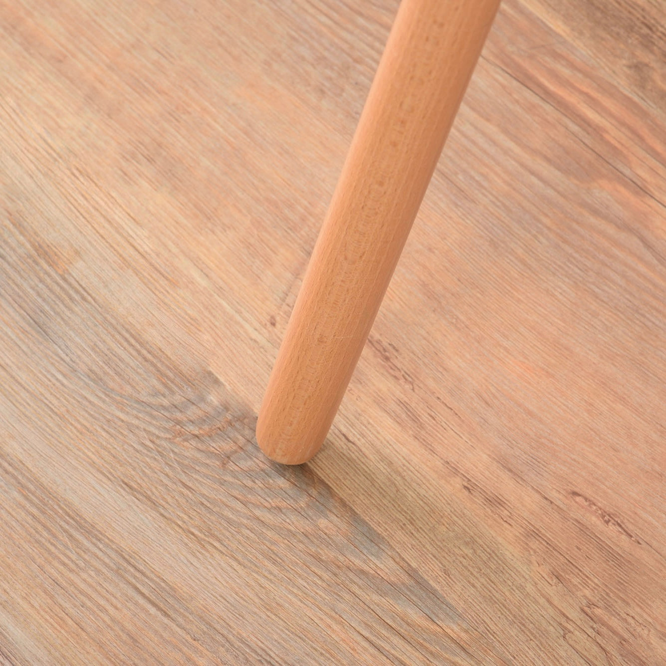 木の枝が交差したようなデザインのハンガーラックの脚元部分