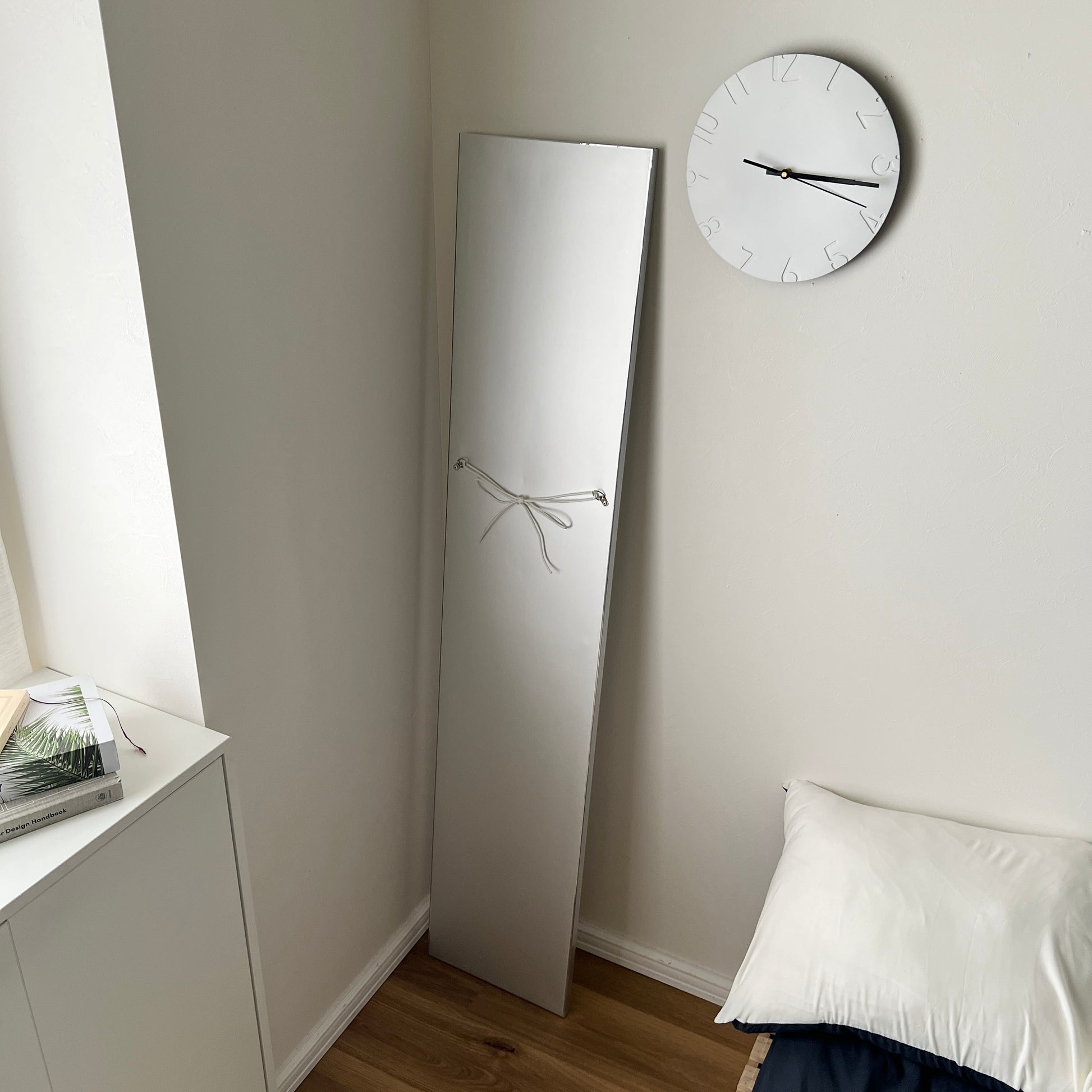 全身鏡を裏返して壁に立てかけている様子