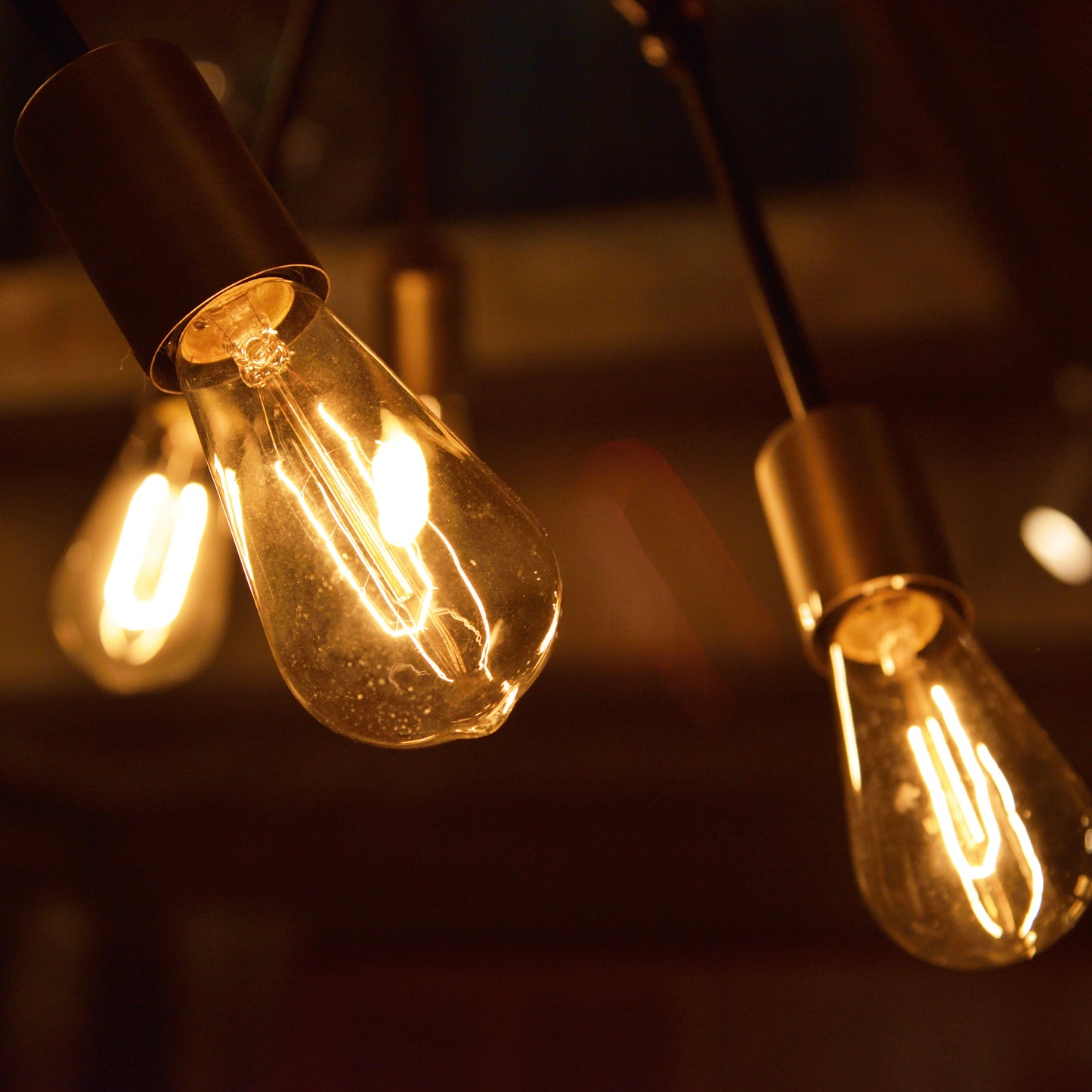 4灯ついた角度を調節できるシーリングライトの電球部分