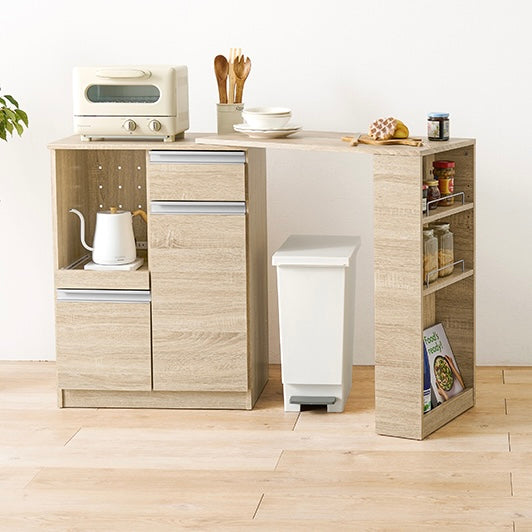 ナチュラルのキッチンボードに調理器具やストック品が収納されている様子