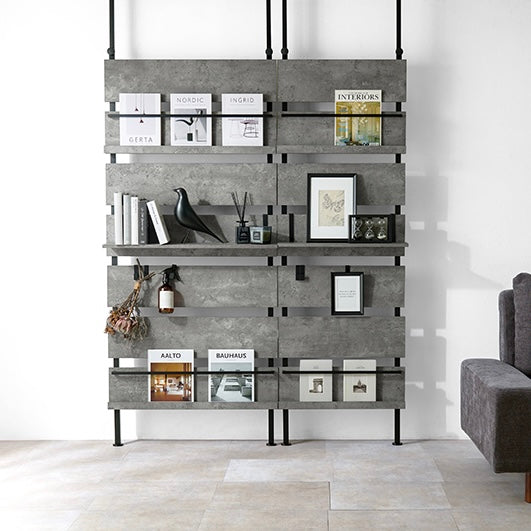 グレーの突っ張りディスプレイラックを2つ並べて設置している様子