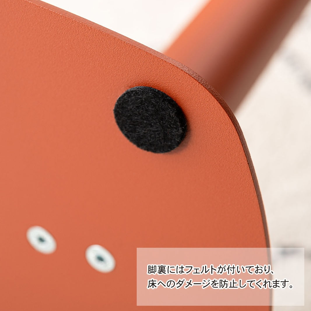 スチール製の赤いサイドテーブルの底面に付いたフェルトのアップの写真