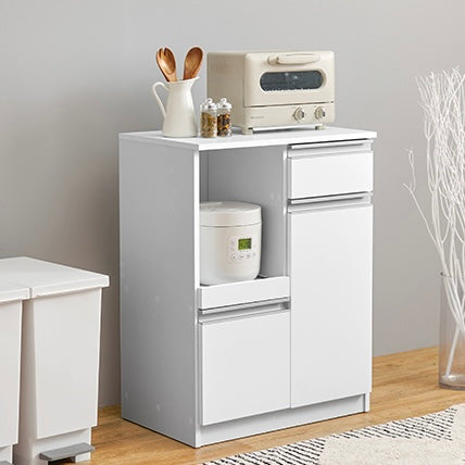 ホワイトのキッチンボードにトースターと炊飯器が置かれている様子