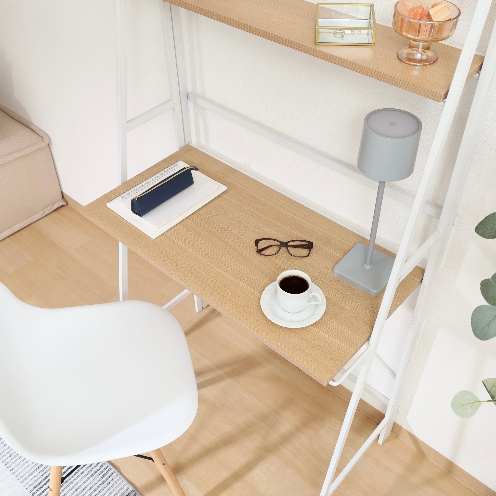 収納棚が付いた折りたたみ式のデスクに文房具が置かれている様子