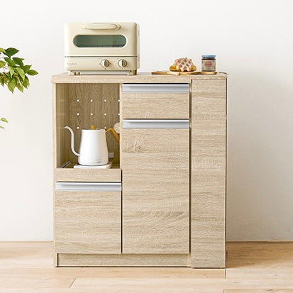 ホワイトのキッチンボードに調理器具やストック品が収納されている様子