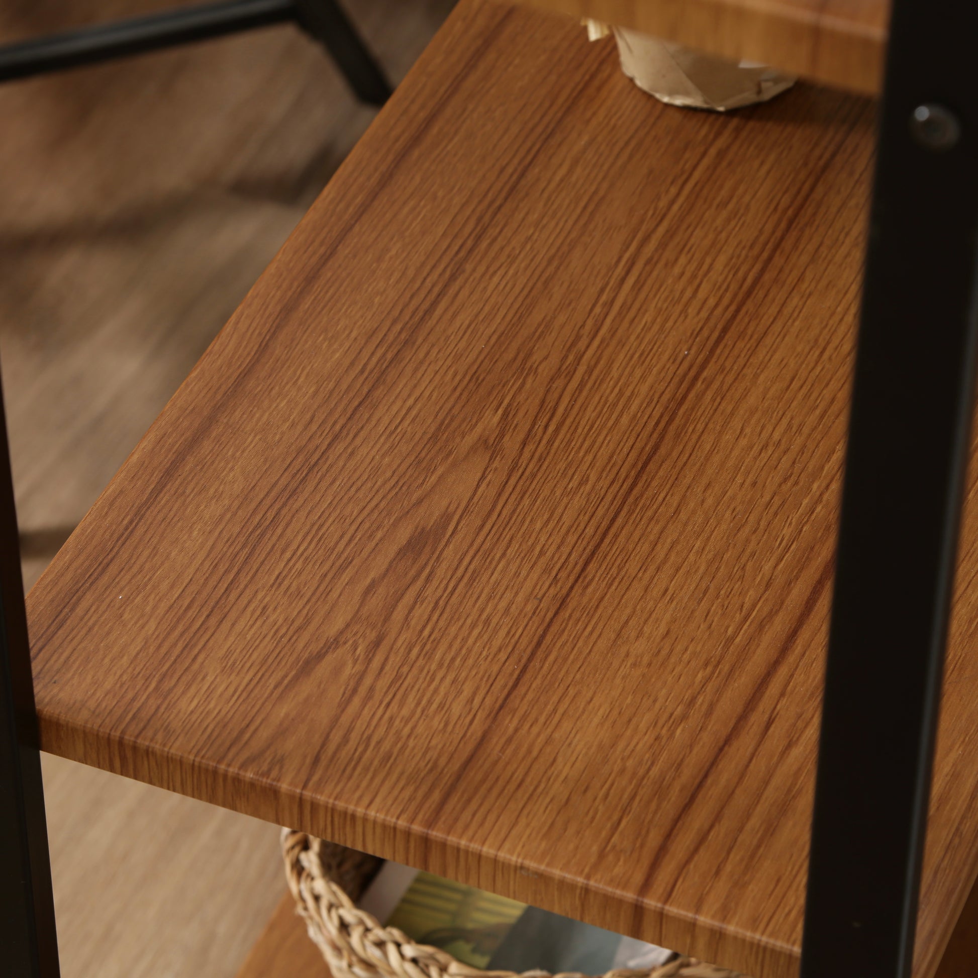 ウッド素材の天板と黒スチールのフレームの4段シェルフの天板部分