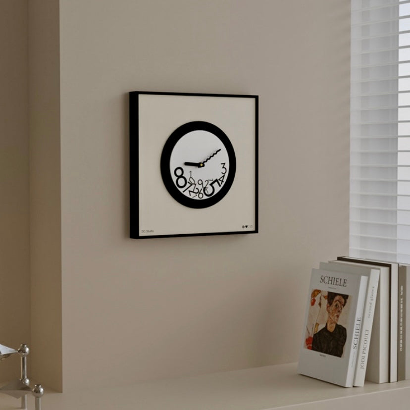 四角いおしゃれなモノクロの時計が飾られている部屋の一角