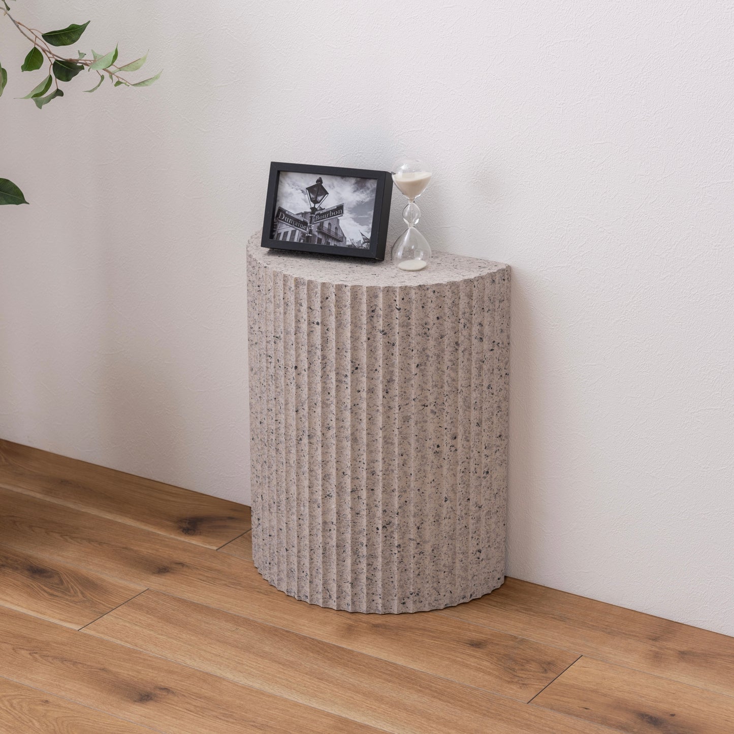 テラゾー柄の半円のスツールにディスプレイされている様子