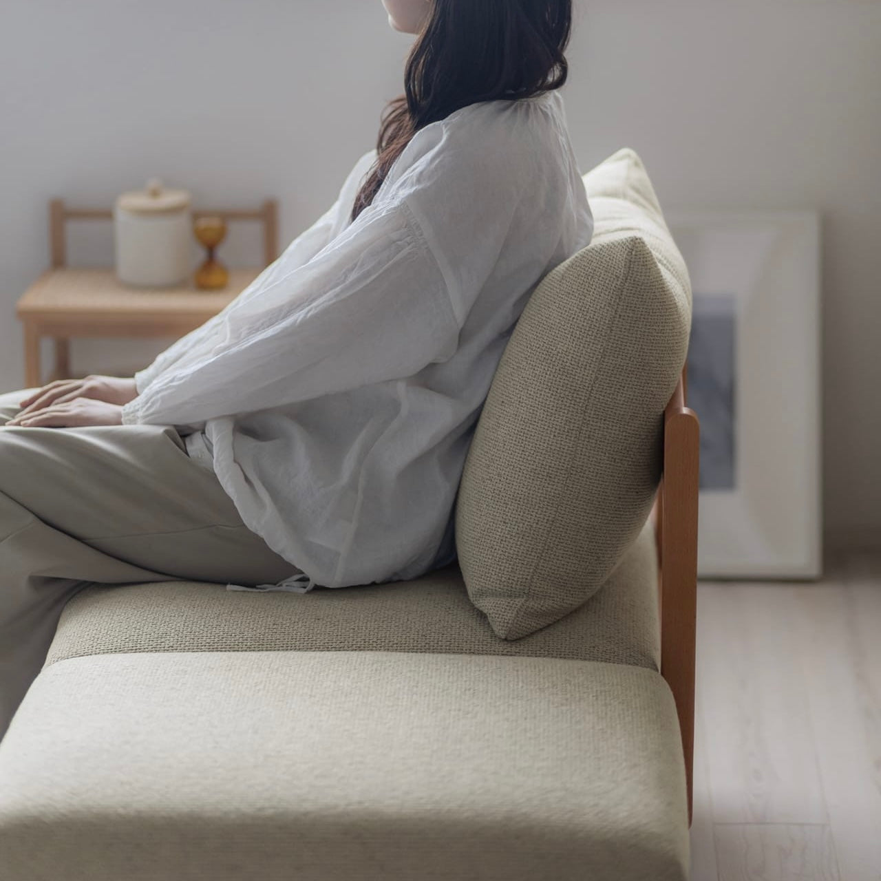 木製フレームのベージュのソファ