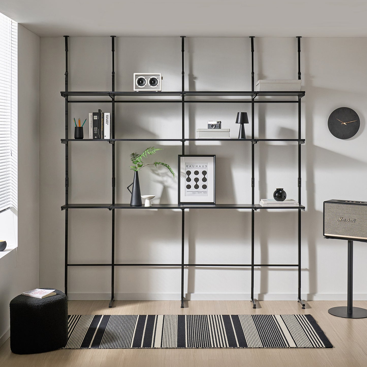 Roomnhome｜エルパ突っ張りカスタムシェルフの黒い金属製グリッド棚、調節可能な棚板と垂直支柱付き
