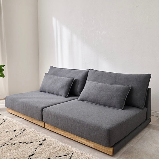 座面が広い2人掛けのソファが並んで置かれている様子