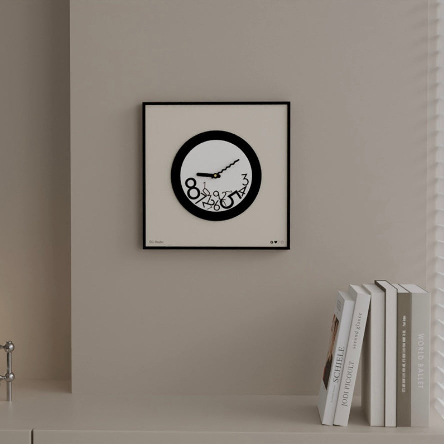四角いおしゃれなモノクロの時計が飾られている部屋の一角