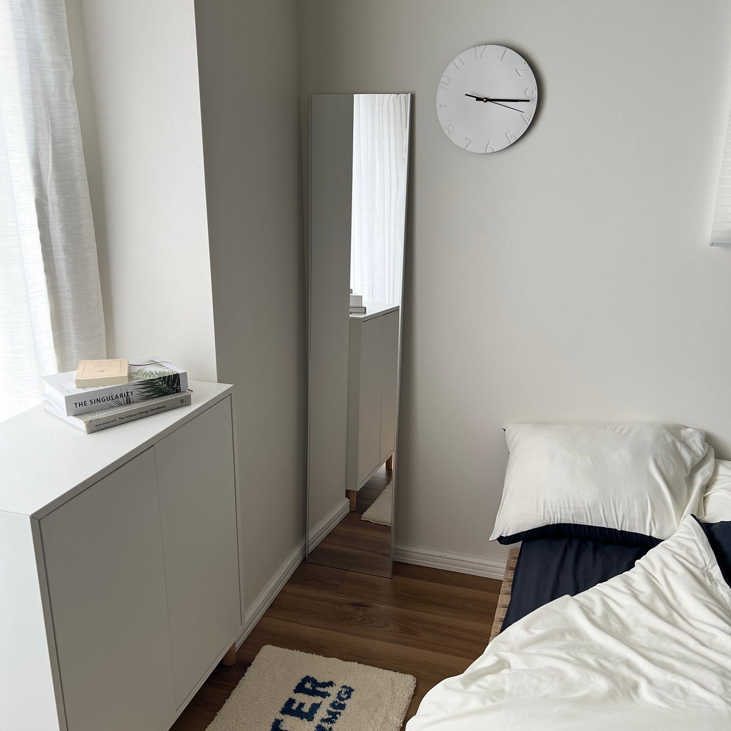 ベッド横に全身鏡を壁に立てかけている様子様子