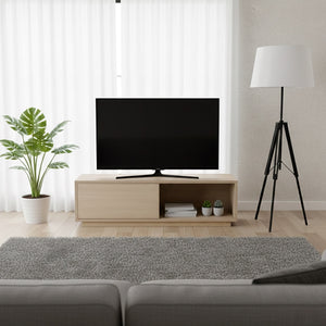 ナチュラルな木目調のスライド扉付きテレビボードを部屋に置いている様子