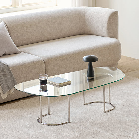 ガラス天板のニュアンスローテーブルがリビングに置かれている様子