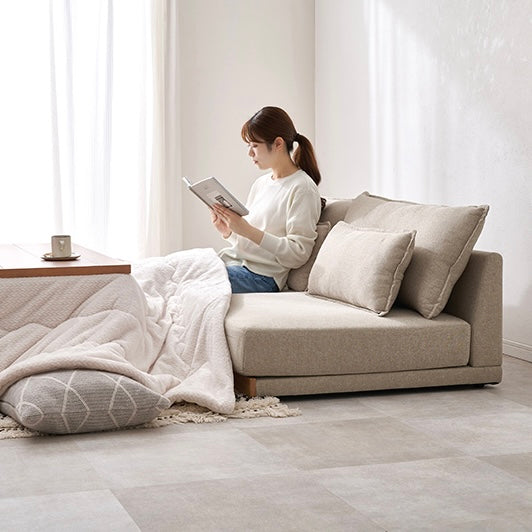 座面が広い2人掛けのソファに人が座っている様子