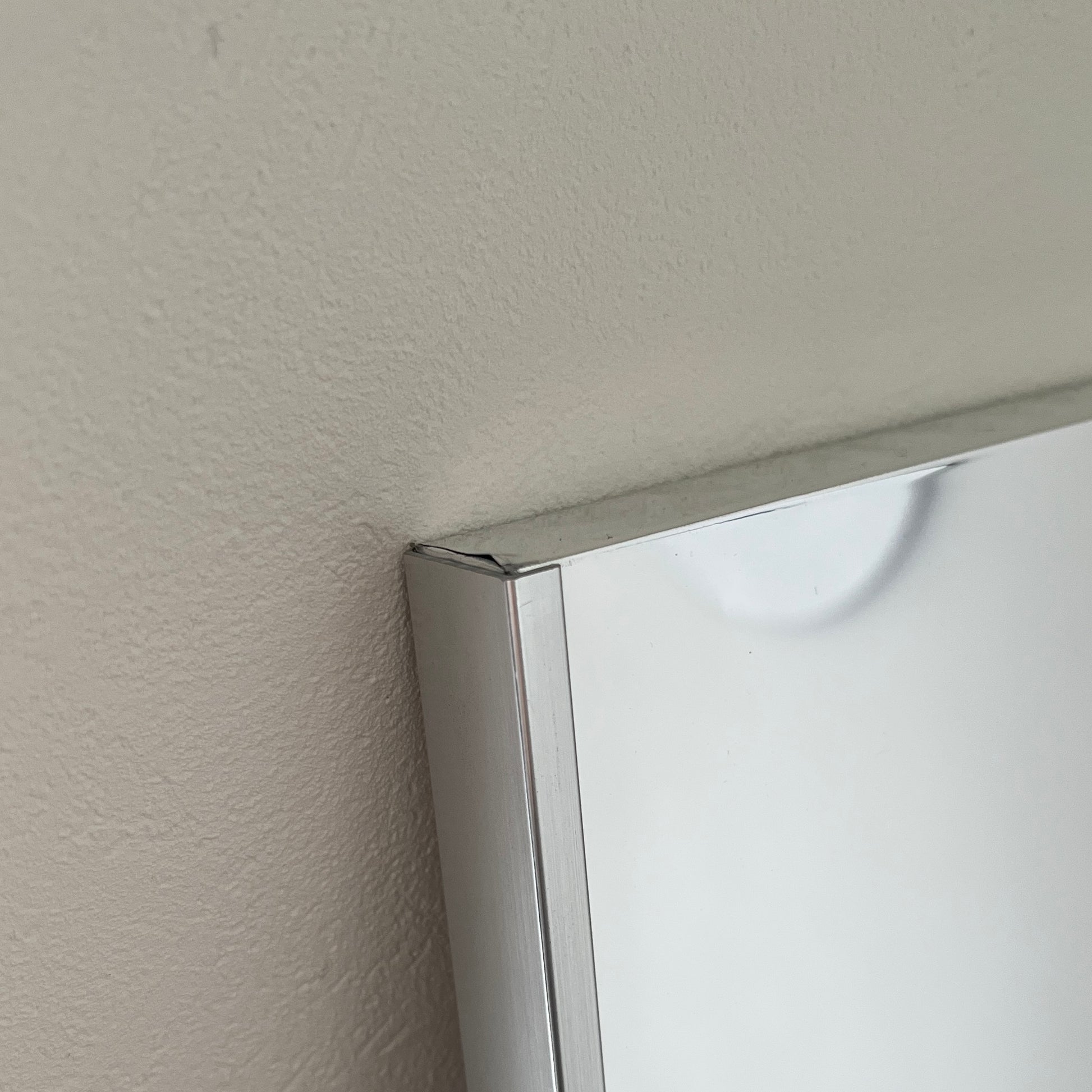 全身鏡の角の部分