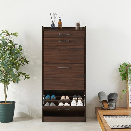 ブラウンのフラップ扉式シューズケース