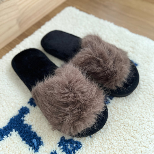 ベージュのファースリッパをミニラグの上に置いている様子