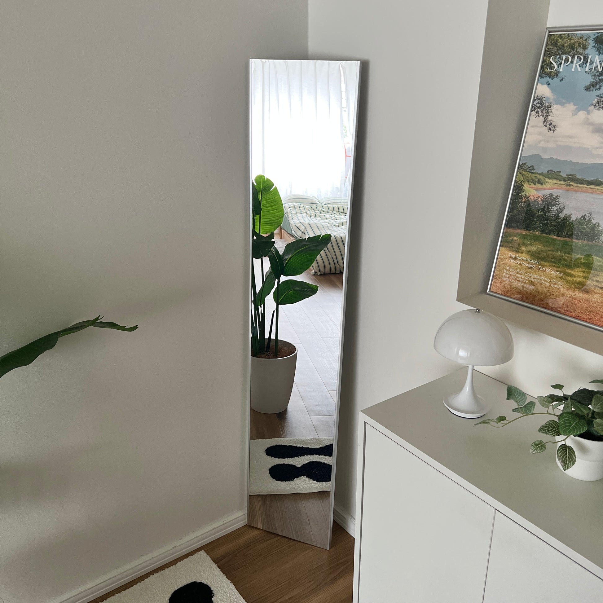 部屋の角に全身鏡を置いている様子