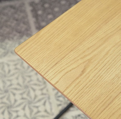 木目調の天板のコンパクトなサイドテーブルの天板