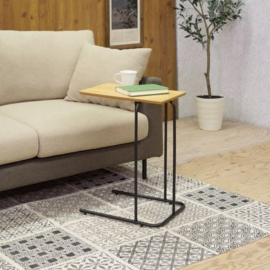 木目調の天板のコンパクトなサイドテーブルをソファ前に置いている様子