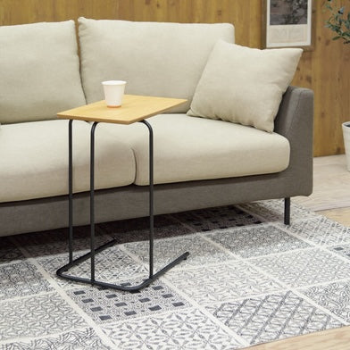 木目調の天板のコンパクトなサイドテーブルをソファ前に置いている様子