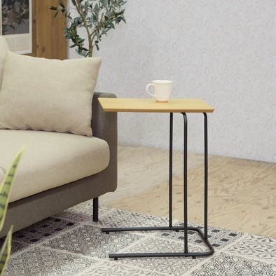 木目調の天板のコンパクトなサイドテーブルの上にマグカップを置いている様子