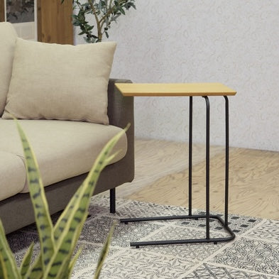 木目調の天板のコンパクトなサイドテーブル