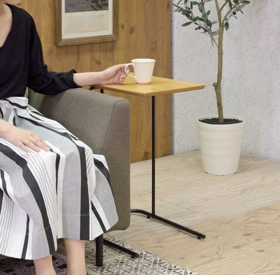 木目調の天板のコンパクトなサイドテーブル