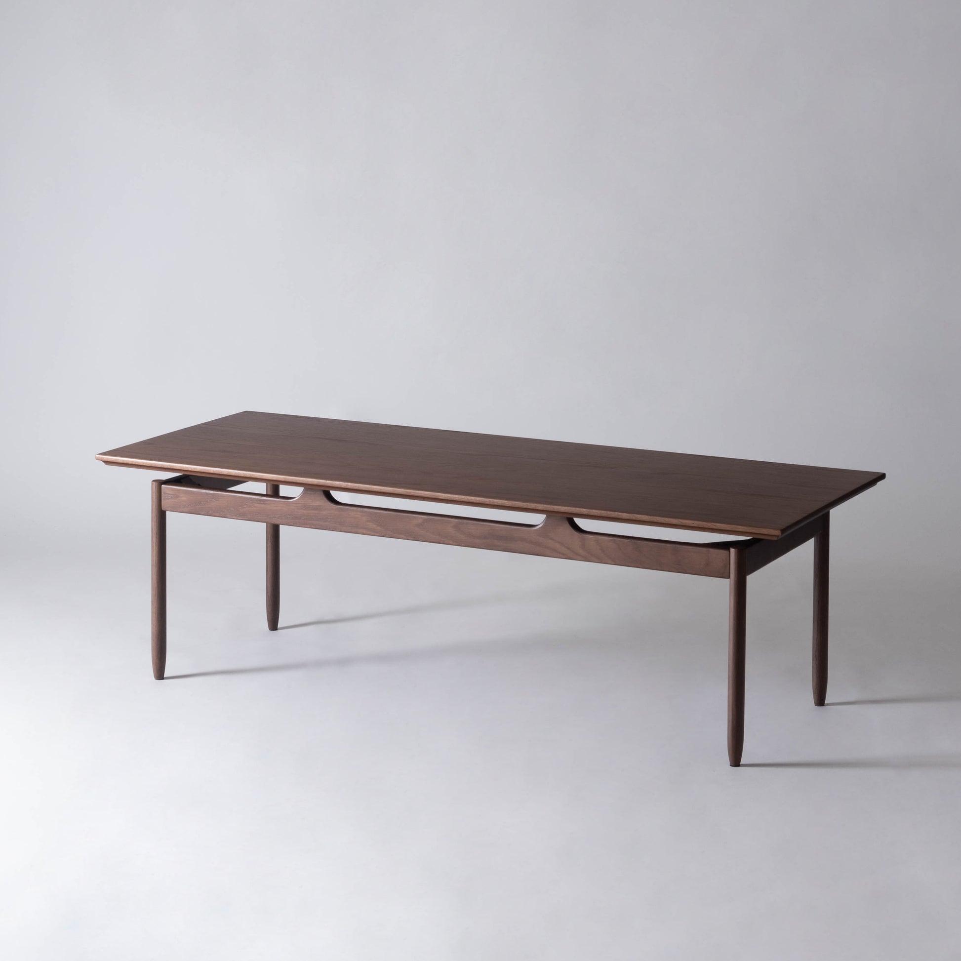 ウォルナットカラーの天然木の質感を生かした、シンプルな長方形のリビングテーブル