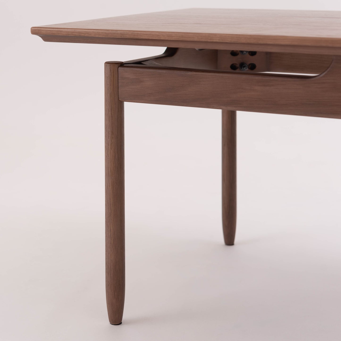 ウォルナットカラーの天然木の質感を生かした、シンプルな長方形のリビングテーブル